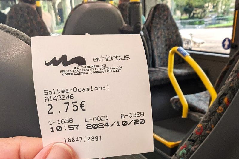 バスのドライバーさんから現金購入のレシートタイプのチケット