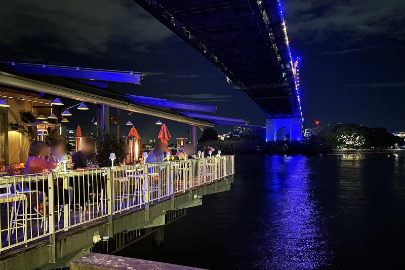 橋の下のレストランは連日大にぎわい