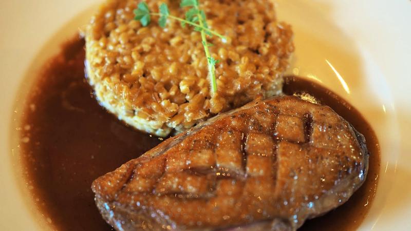 ドンブ産鴨のフィレ ヴレ地方産スペルト小麦のリゾット添え