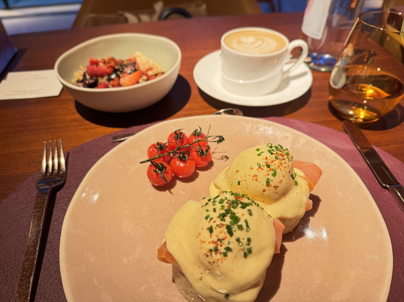 濃厚ソースのエッグベネディクト