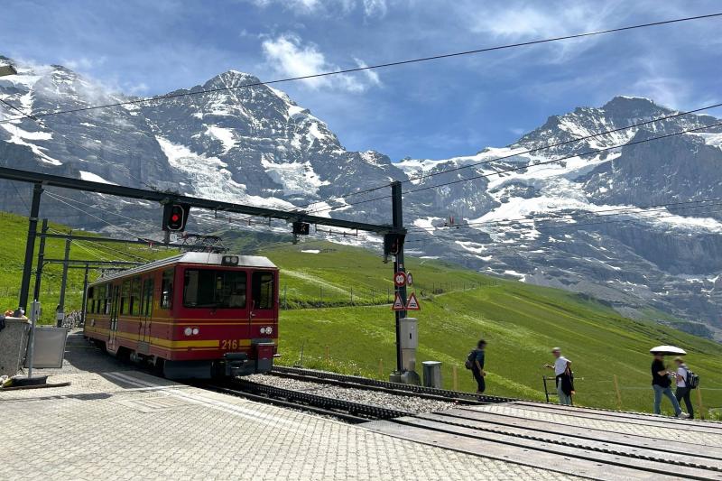 ユングフラウと登山鉄道(インターラーケン)