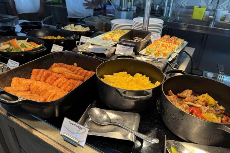 アジア、インド、アメリカンなど、多国籍な料理が並びます