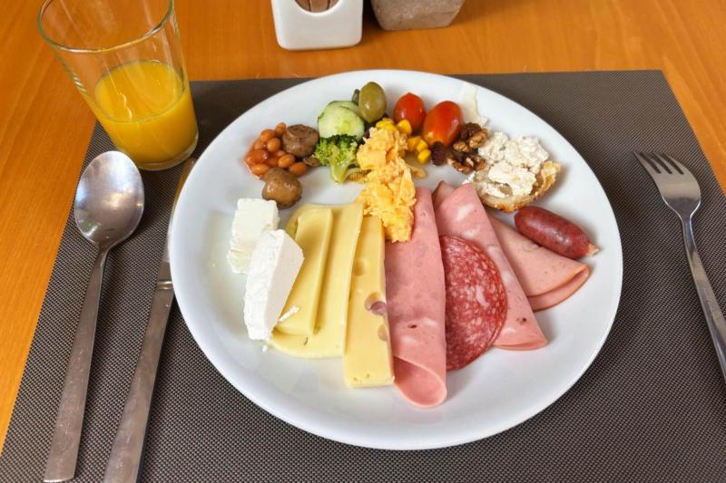 お土産の一時置きや休憩で何度かホテルに戻れたのも助かりましたし、スタッフの方々もとても温かい対応で居心地の良い滞在となりました。写真はホテルでの朝食。ビュッフェでしたが、チーズとハムが豊富で美味しかったです!