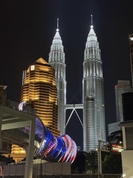 ペトロナスツインタワーとサロマリンクの夜景