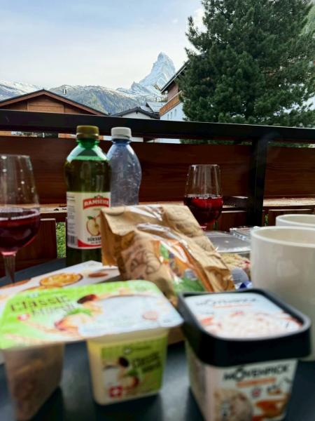 1番の贅沢はスーパーで買い込んでベランダで食べる夕食