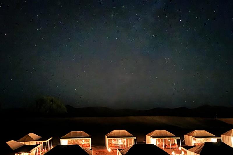 星空の下にテントがあります