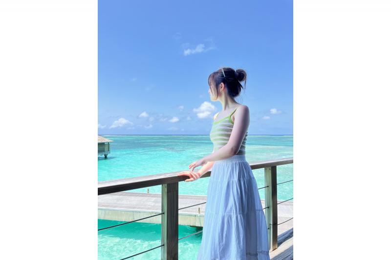 透き通るエメラルドグリーンの海