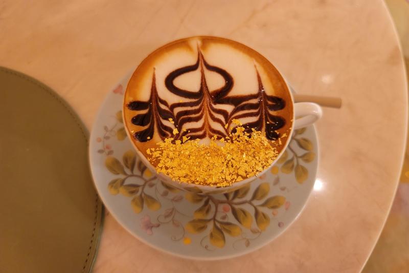 24金の金粉が大量にかかった、黄金のカプチーノ!
