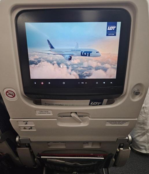 USBポートが各シートにあり、充電が可能です。エコノミークラスの座席は3-3-3の配列。シートは比較的ゆったりしており、長時間でも快適に過ごすことができました。昨今のウクライナ情勢の影響からシベリア上空ではなく南回りとなるため、ワルシャワまでは約14時間半のフライトです。