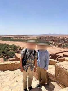 アイト・ベン・ハドゥでのひとコマ。高台まで炎天下のちょっとしたハイキング。翌朝も散歩しました。宿泊した「リヤド マクトーブ」では、屋上からの天の川、満点の星…。翌朝は、前日に登った対岸の丘を少し上り、朝日を見ました。ロケーションが最高でした。チェックイン時には、持ち込んだワインを冷やしてもらいました。