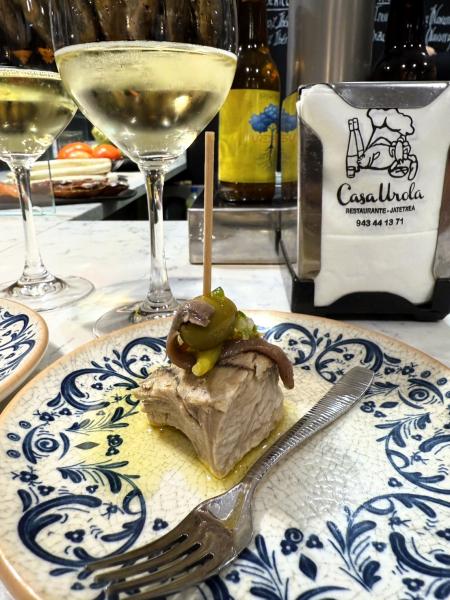 美食の街サンセバスチャンでバル巡り。Casa Urolaのマグロのピンチョス
