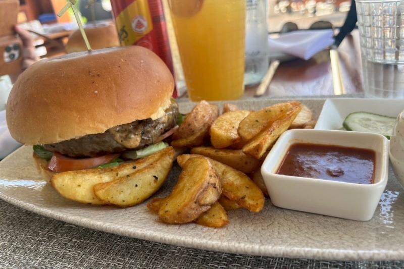 スキップジャックバーのハンバーガー