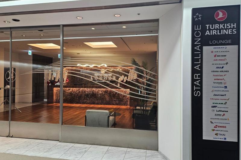 ターキッシュエアラインズのラウンジは出発ゲートの1つ上の階にあります