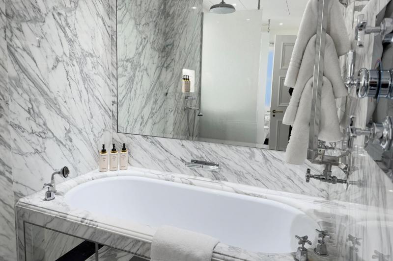 バスタブで旅の疲れを癒してください