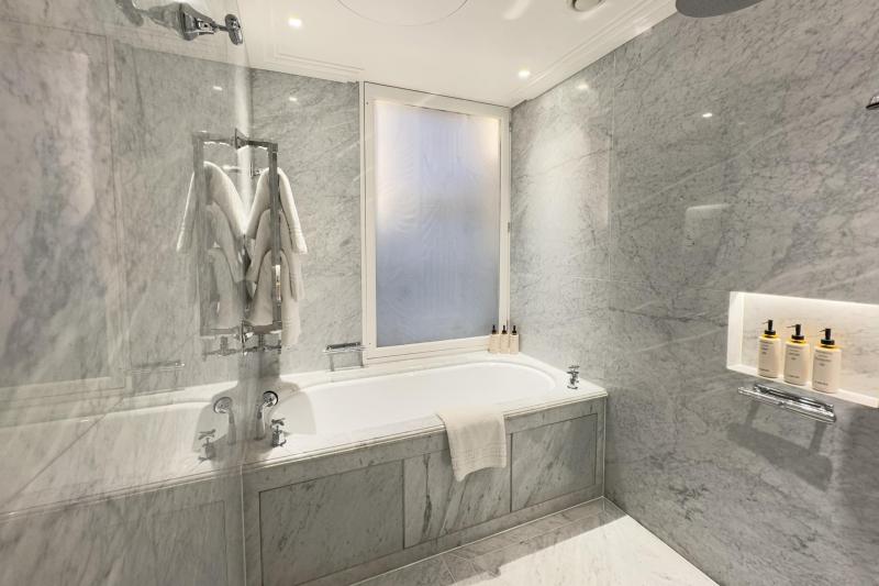 贅沢なバスルーム