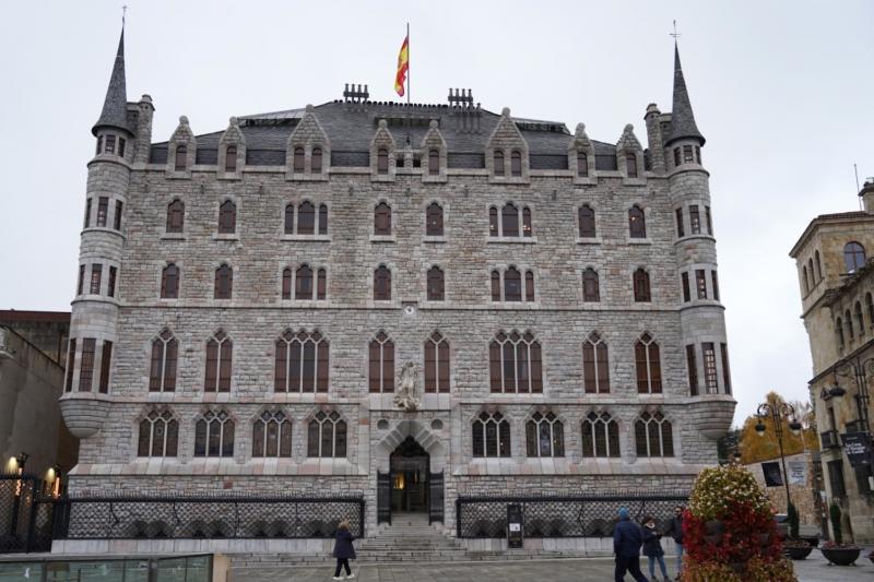 カサ ボティネスは現在博物館として公開されており、ガウディの創造性に触れられるレオンの人気観光スポットとなっています。