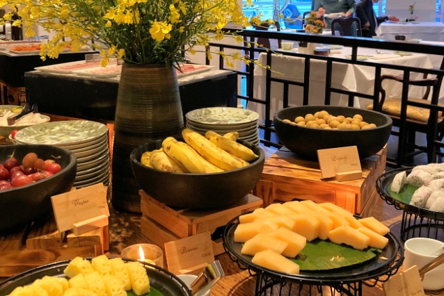 ビュッフェスタイルの朝食