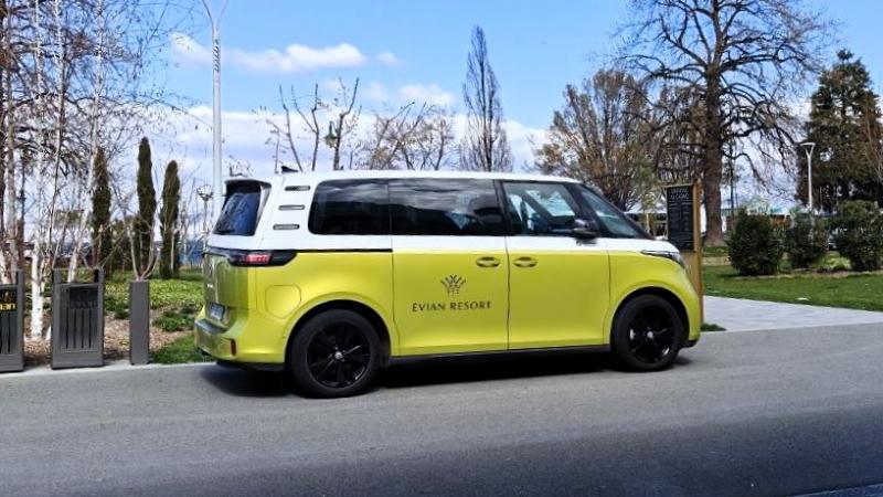 こちらが、シャトルバスのひとつです。車体の色はさまざまですが、“EVIAN RESORT”と書かれています。今回の2泊の滞在中、ホテル、ゴルフ場、リゾート内ホテルのレストラン、カジノとカジノ内のレストランへ、何度もシャトルバスを利用しました。