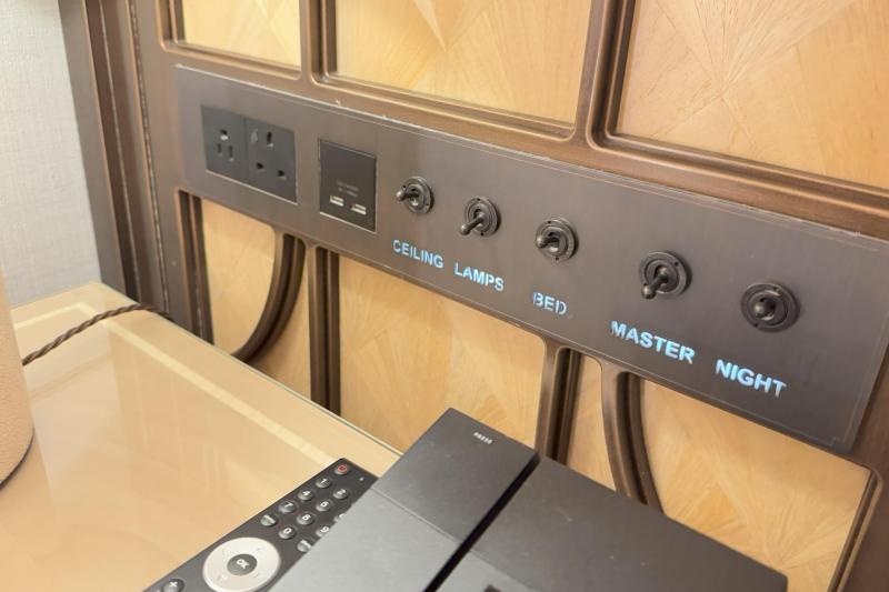 コンセントはBFタイプの変換プラグをご用意ください