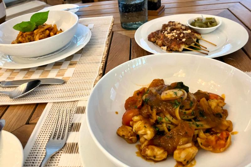 私たちはハーフボード(朝夕食付き)での予約なので、ランチは現地払いでしたが、それでも美味しすぎて2回も行きました! ランチで食べたリングイネとチキンサテーは、あまりの美味しさに、2日連続でオーダーしました。