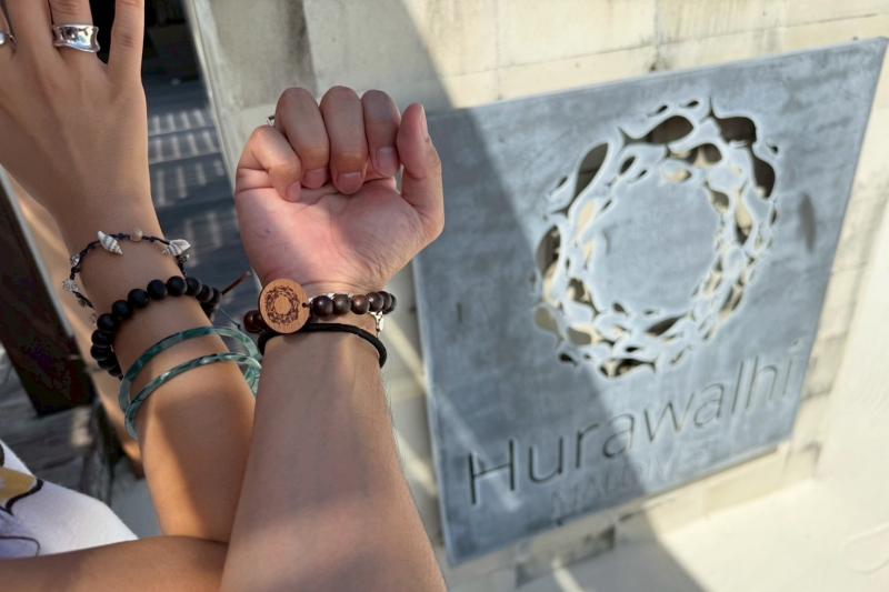 ブレスレット型のルームキーと、仲良くなったスタッフさんからプレゼントでもらった貝殻のブレスレット