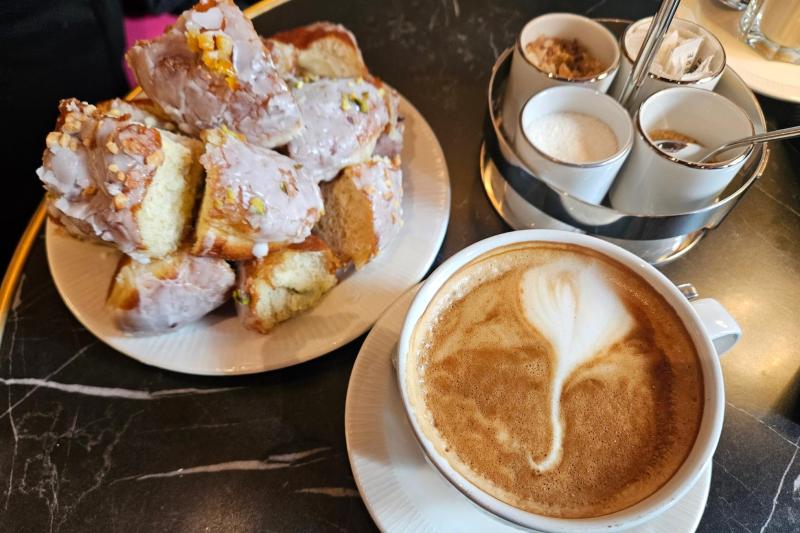 ふわふわの揚げドーナツ、ポンチキ