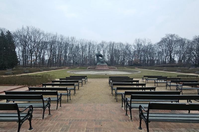 奥に見えるのはショパンの像