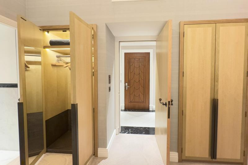 2つの扉を経てお部屋の中に入ります