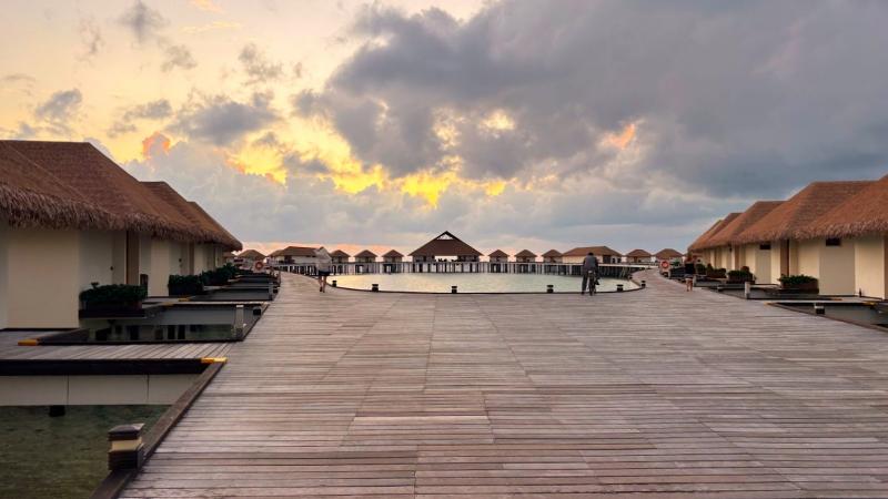 水上ヴィラの入口部分です。奥のヴィラまで少し距離がありますが、海風が気持ち良いです。