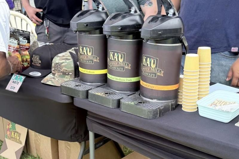 カウコーヒーフェスティバルでのひとコマ。多数のカウコーヒー農園の試飲・コーヒー豆販売ブースがあります