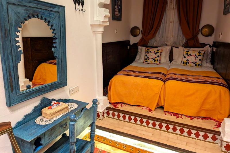 お部屋はシンプルですが、カラフルなインテリアでまとめられています
