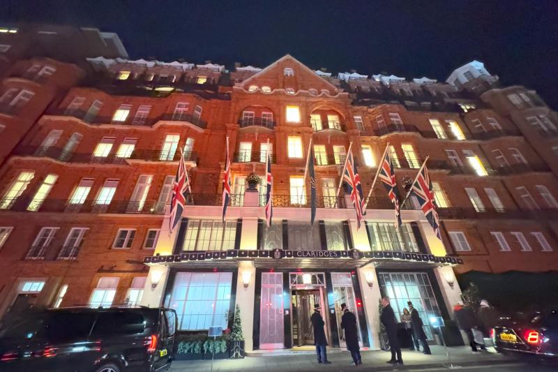 ユニオンジャックがはためくエントランス