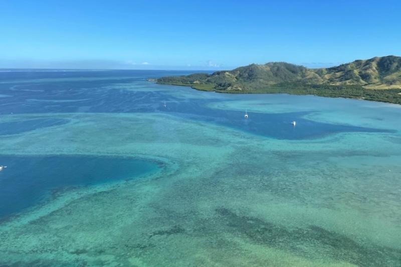 フィジーの美しい島々や海を堪能できる、ヘリコプターからの眺めは気分爽快! クルーズ船に比べますと価格は上がりますが、価格以上の体験&感動が得られると思います。