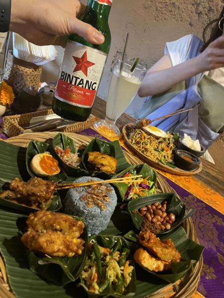 バリ島での食事。奥がミーゴレン