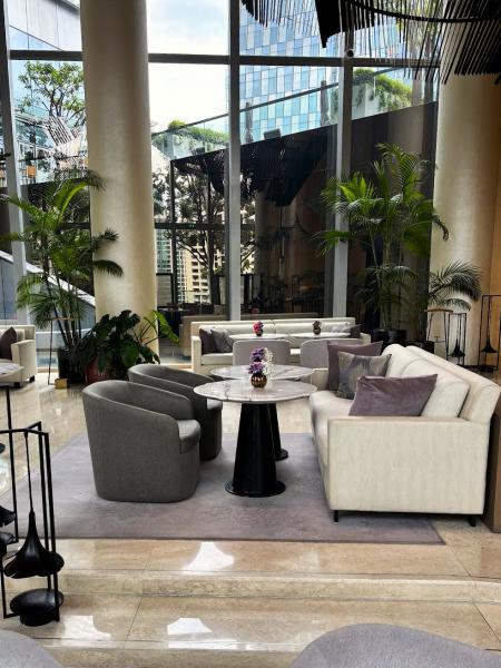 朝食会場となる「リビングルーム(Living Room)」でランチをいただきましたが、どのお料理も絶品でした!こちらはアフタヌーンティーのご利用もできます。天井までの高さが空間の広がりを演出しています。