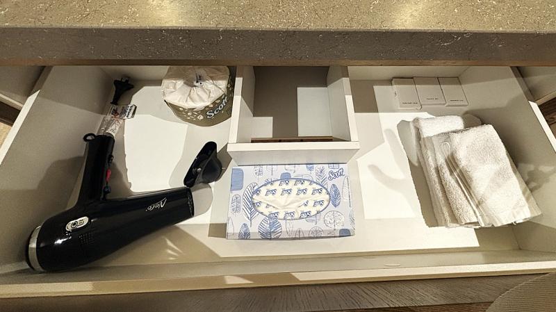 ドライヤーはシンク下です