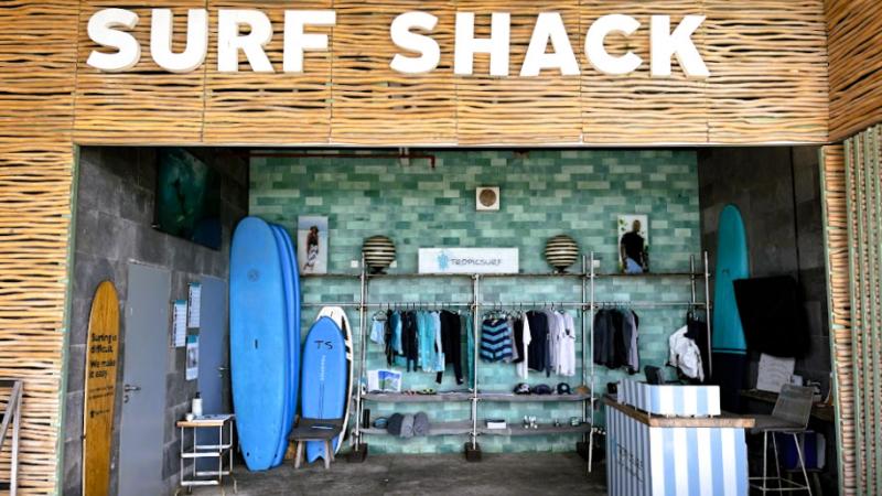 ホテル内のこちらの「サーフ シャック」では、サーフレッスンの受け付けや道具・装備・器材のレンタルをしています。チャングーエリアは、サーフスポットとしても人気があり、初心者から経験者まで幅広く楽しめる環境が整っています。