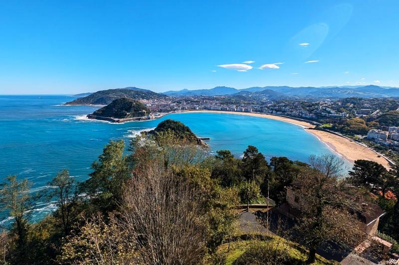 ラ コンチャ海岸の絶景が広がります