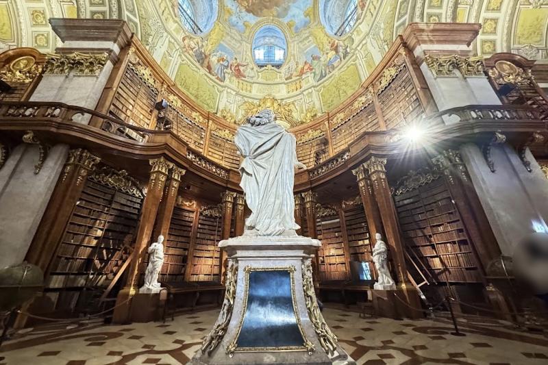 プルンクザール(大広間)の中央にある像は、神聖ローマ皇帝カール6世です