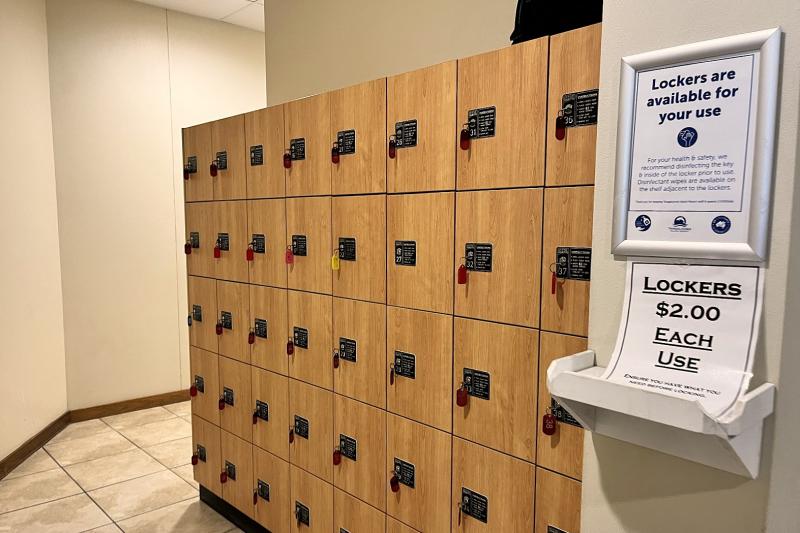 鍵付きのロッカーもあり貴重品も安心