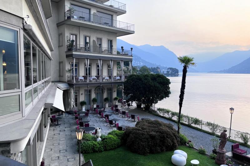 コモ湖に面したホテル ヴィラ フローリ内のガーデンで夕食もしました(写真:コモ湖に面したガーデンでの1枚)。