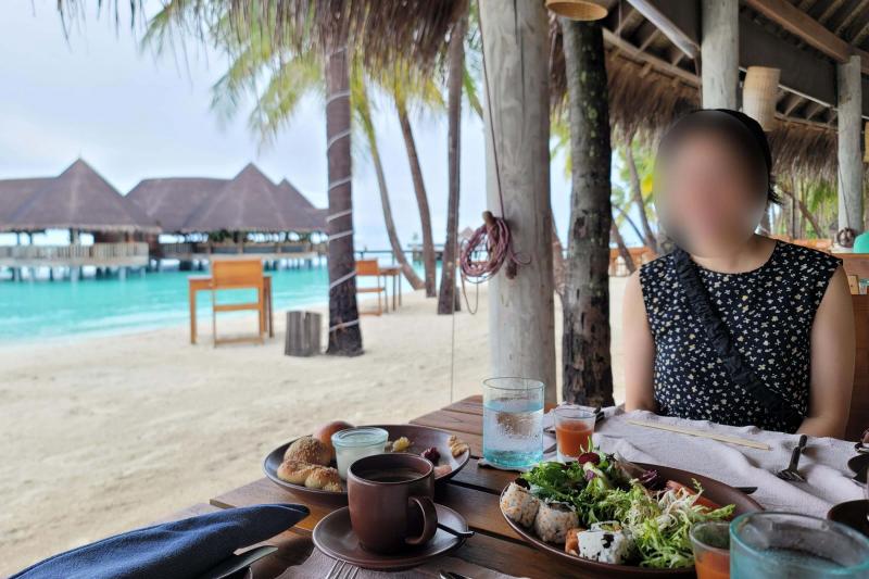 朝食はビュッフェスタイルです。ビーチ沿いでの朝食は気分も晴れやかで本当にリラックスできます
