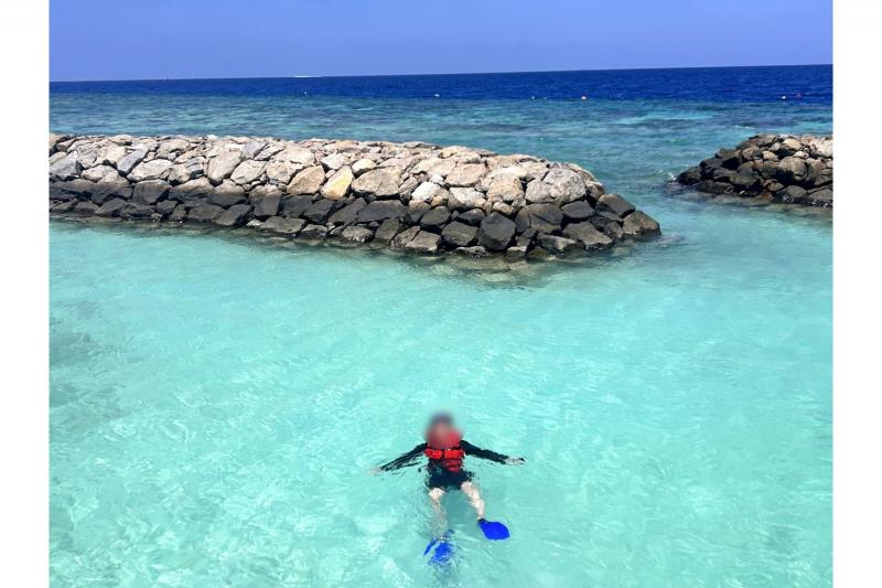 ダイビングセンター近くのシュノーケルスポットで撮った写真です。たくさんの魚に出会うことができ、色とりどりのサンゴ礁や、海が急に深くなるドロップオフの景色は圧巻でした。島のすぐ近くにもかかわらず、たくさんの魚が暮らしていて驚きました。