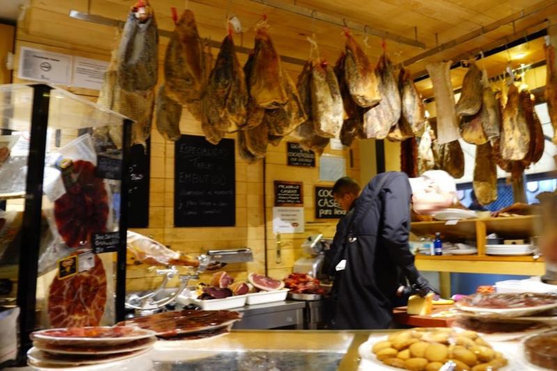 「タペアール(tapear)」とは、“タパス( tapas)を食べながらバーをはしごする”というスペインならではの楽しみ方で、地元の人々の暮らしに深く根付いた食文化です。私自身も大学時代の留学中、週末にはよくレオンの旧市街にあるバリオ ウメド地区でタペアールを楽しみました。活気とあたたかさにあふれるこのエリアは魅力でいっぱいです。