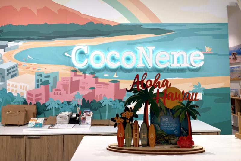この写真は、木製のインテリア雑貨店「ココネネ(CocoNene)」です。常にハワイの街並みを歩いて、リゾート気分を味わってました。笑