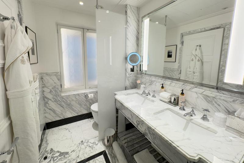 鏡にライトが設置されているうれしい設計