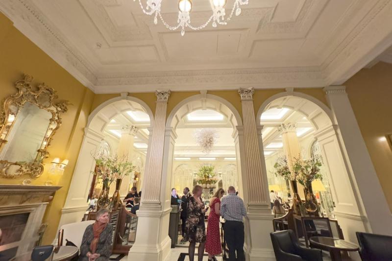 ホワイエ&リーディングルーム