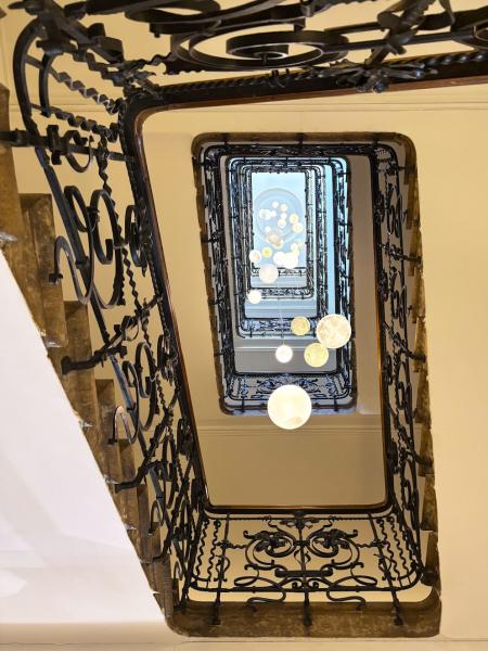 今回、お部屋を視察させていただく前に「ちょっとここへ来て」と、階段下のフォトスポットをご紹介いただきました。とても上品で美しいスポットです。ゴテゴテしていないのにゴージャスさを感じるとはこのことだな、と思いました。洗練されていますね。こちらに宿泊される場合には、ぜひのぞいていただきたいスポットです。