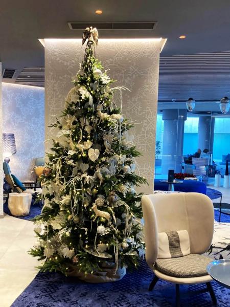 開放的なロビーには、クリスマスツリーが飾られていました