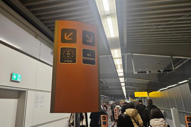 入国審査のレーン。日本国籍者はAll Passportsの方に並びます